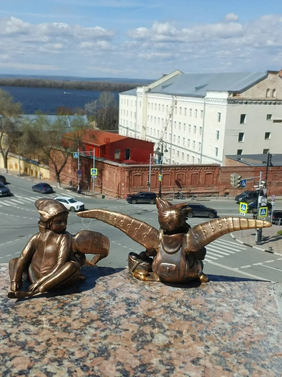 Фигурки появились в разных частях города: три на площади Славы, две у филармонии и ещё две в сквере Пушкина. Обстоятельства возвращения уточняются.