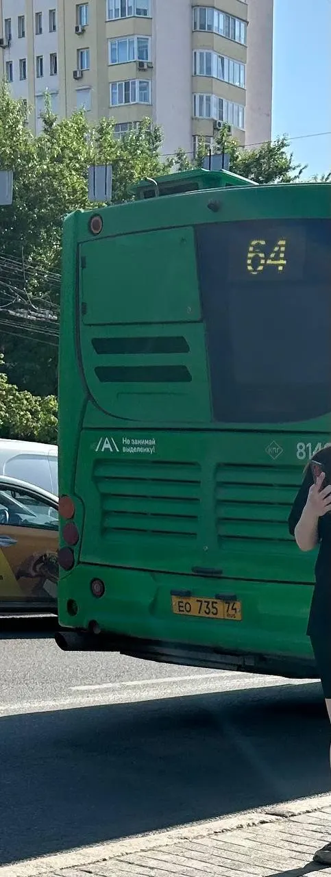 В переполненном автобусе маршрута №64 кондиционер не включили — кондуктор ответил, что «нет смысла включать, жара». Пассажиры возмущены и просят реакции перевозчика.