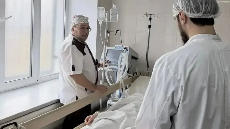 Мужчину и женщину доставили в больницу с признаками отравления: женщине потребовалась помощь отделения острых отравлений, позже их выписали с амбулаторным лечением.