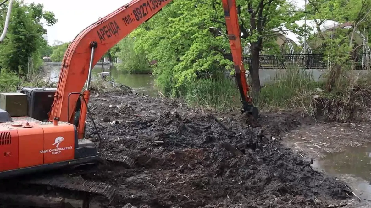 Со дна пруда извлечено более 600 кубометров ила. Работы ведутся с земснарядом и экскаватором с удлинённой стрелой — это должно улучшить экологическое состояние водоёма и остановить процессы заиливания. Ранее здесь фиксировали массовую гибель рыбы.