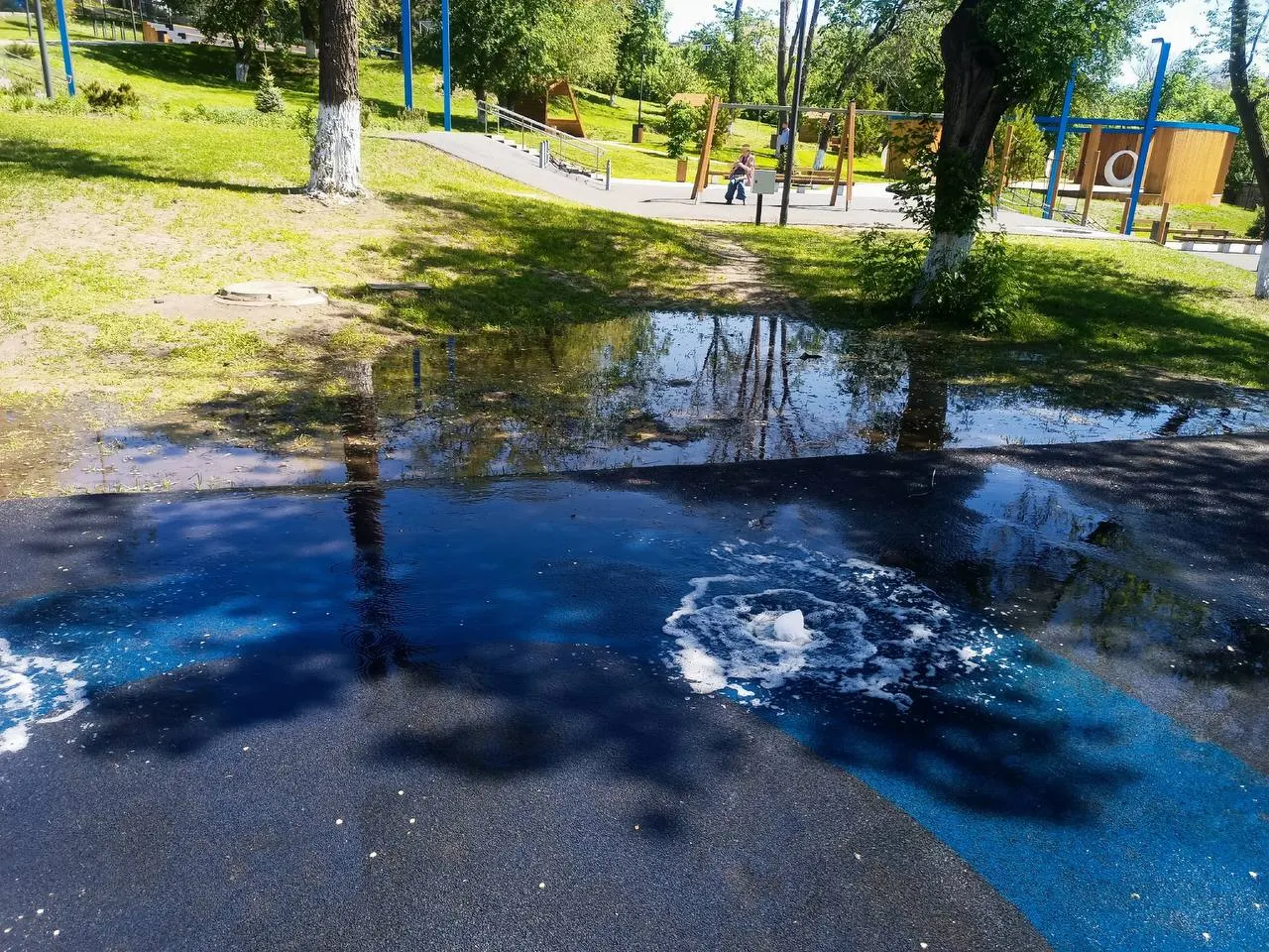 В городском парке Октябрьска при запуске фонтана вода стала растекаться по территории, а не уходить в ливнёвку. Жители считают, что причина — некачественная установка, и опасаются, что после отъезда официальных лиц фонтан снова отключат.