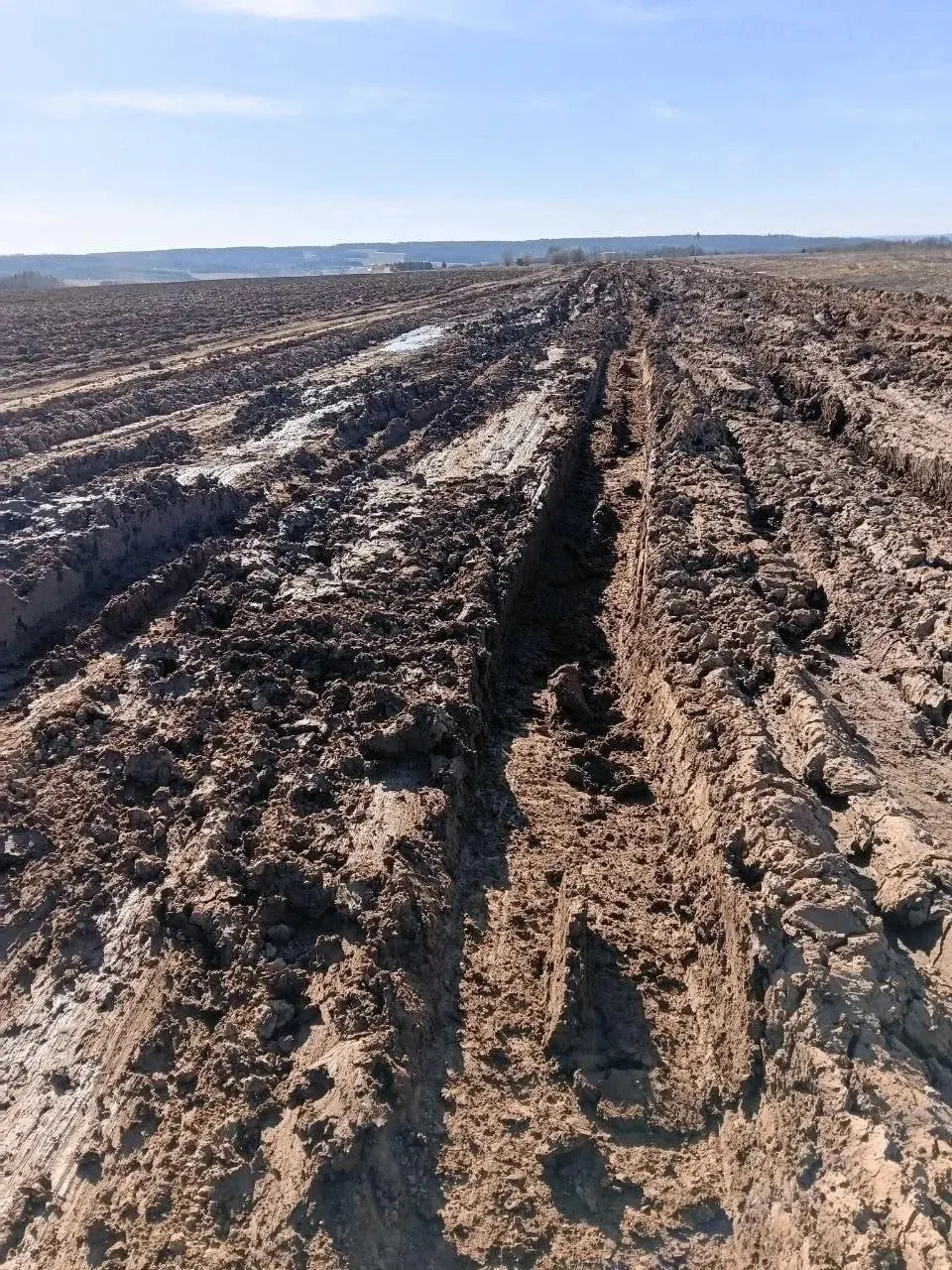 Между селами Новый Артаул и Вояды дорожное полотно размыло: асфальта почти нет, часть проезжей части ушла в траву. Власти заявляют, что завершат работы в 2026–2027 годах при наличии финансирования.