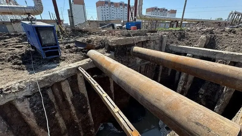 Авария на самотечном коллекторе на улице Менделеева оставила жителей без водоснабжения. К вечеру в город доставят ещё одну мощную насосную станцию, продолжаются аварийно-восстановительные работы и подвоз воды населению.