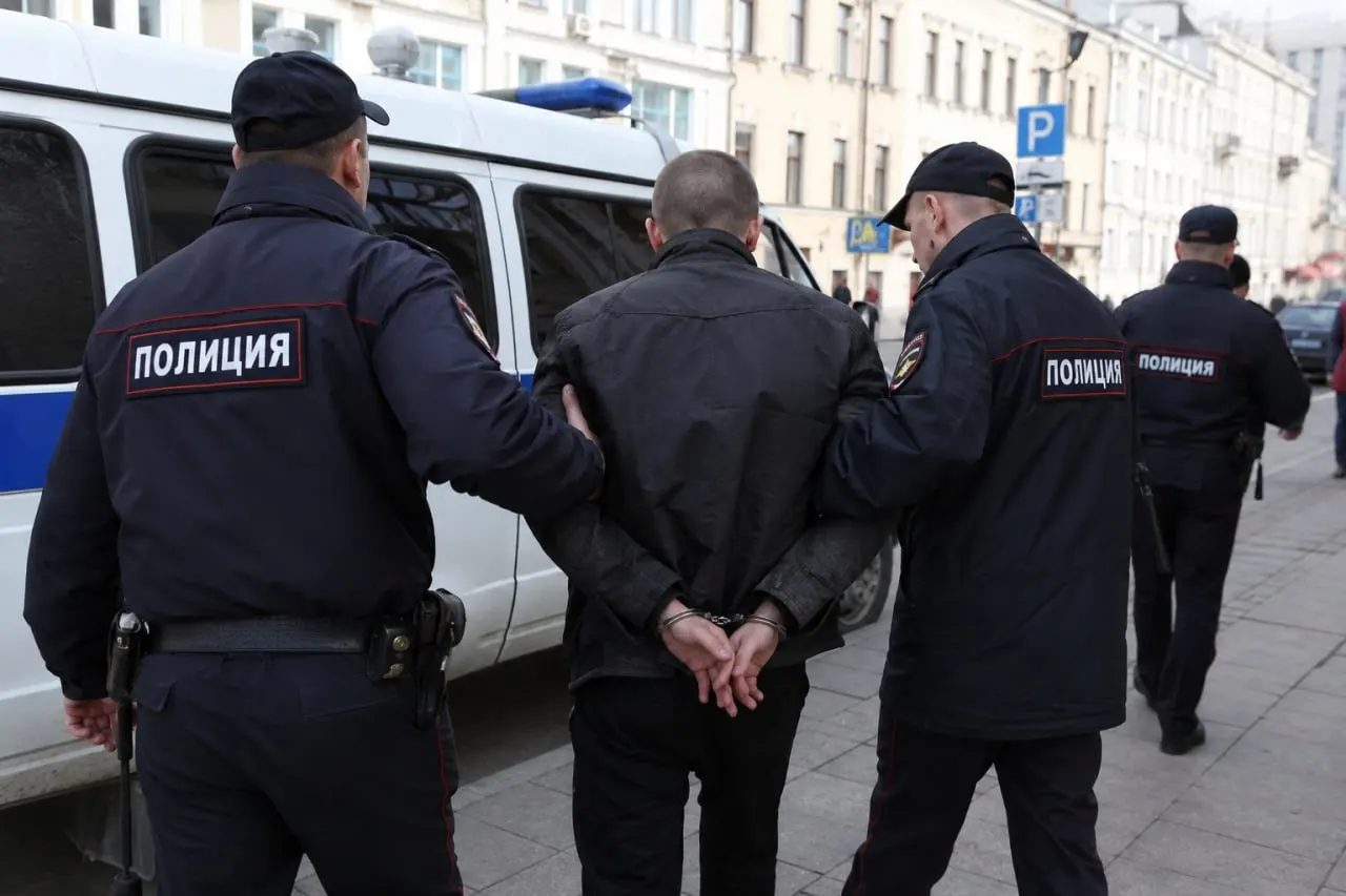 По данным следствия, утром 23 мая в Казани 21‑летний мужчина напал на 13‑летнего мальчика. Прохожие вмешались, вызвали скорую — ребёнка спасли. Подозреваемого арестовали и обвиняют в покушении на убийство малолетнего.