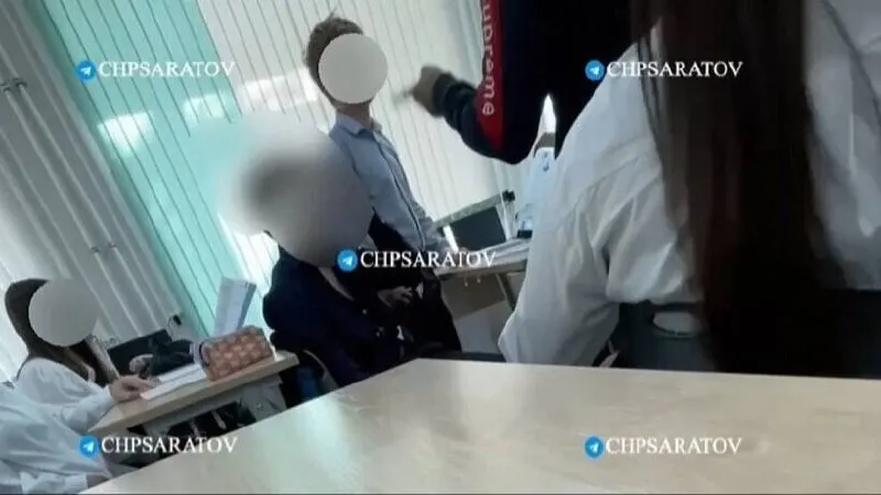 Саратовский областной суд оставил в силе решение по делу о нападении на ученика: обвиняемый избил школьника и угрожал расправой, прокуратура требовала перенаправления дела на новое рассмотрение.
