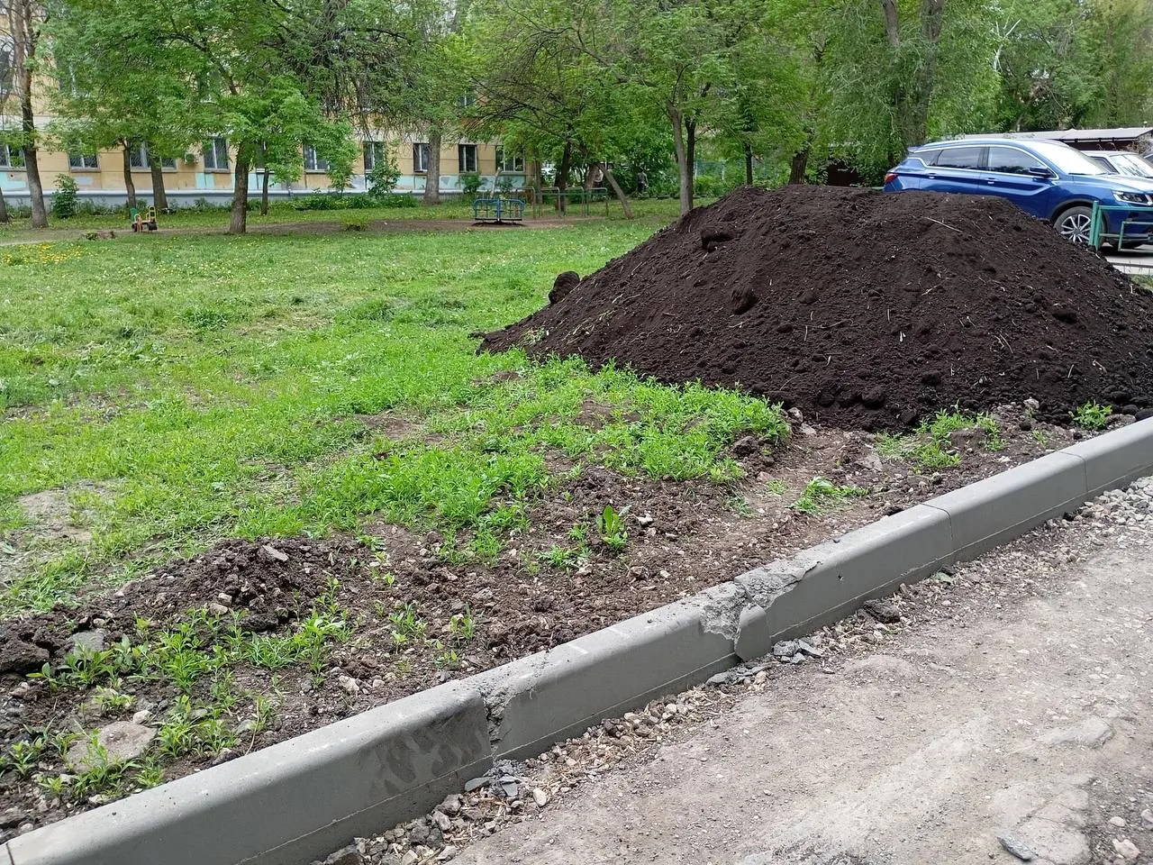 Жители дома на Средне‑Садовой, 12 просят восстановить бордюры после проезда грузовой машины и наказать водителя за повреждение благоустройства.