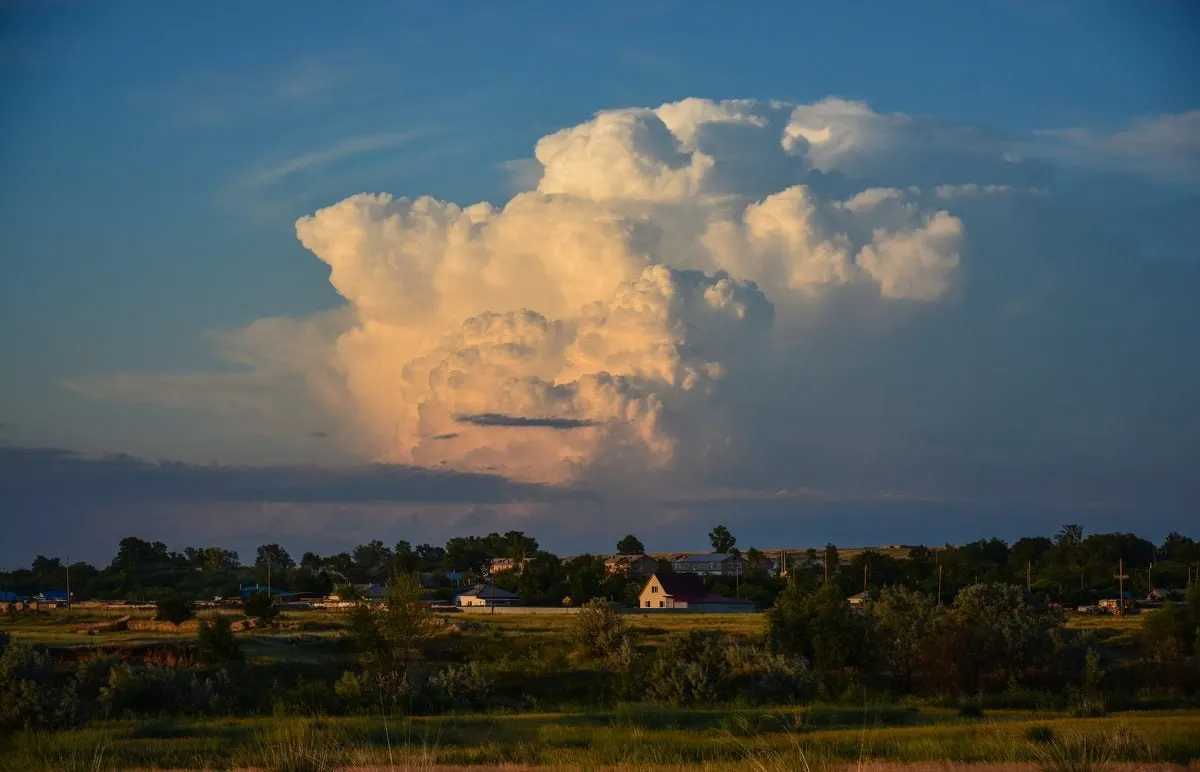Днём преимущественно +15…+21 °C (на юге местами до +23…+24 °C), ночью около +6…+10 °C — при прояснениях возможны заморозки на почве. На протяжении недели вероятны кратковременные дожди и грозы.