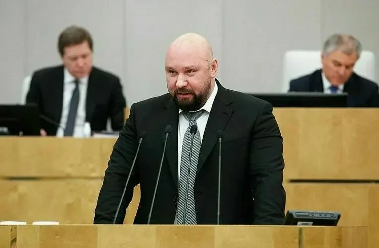 Кошелев заявил о выходе из ЛДПР, подал документы на участие в праймериз «Единой России» в Самарской области и заручился поддержкой губернатора. По имеющейся информации, он планирует избраться в закс, а затем претендовать на место в Совете Федерации.