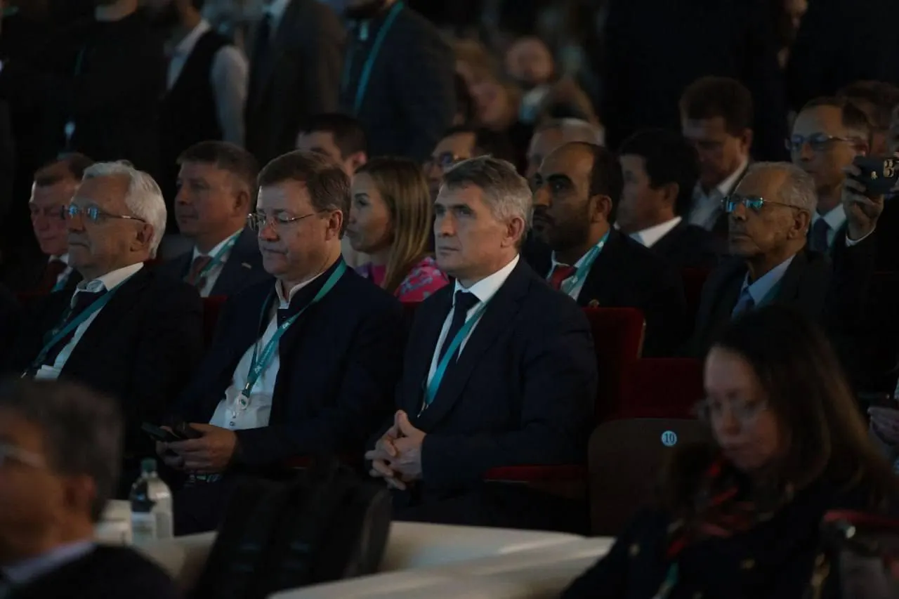 Олег Николаев вместе с премьером Сергеем Артамоновым участвовали в KazanForum 2026 в Казани, в то время как в Чебоксарах продолжались удары — жители жалуются на отсутствие общения с главой региона.