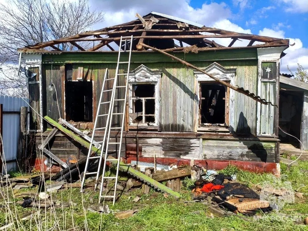 В селе Лох 2 мая в результате пожара в частном доме погибла пожилая женщина. Пожарные потушили огонь на площади около 60 м², причины происшествия устанавливают дознаватели.