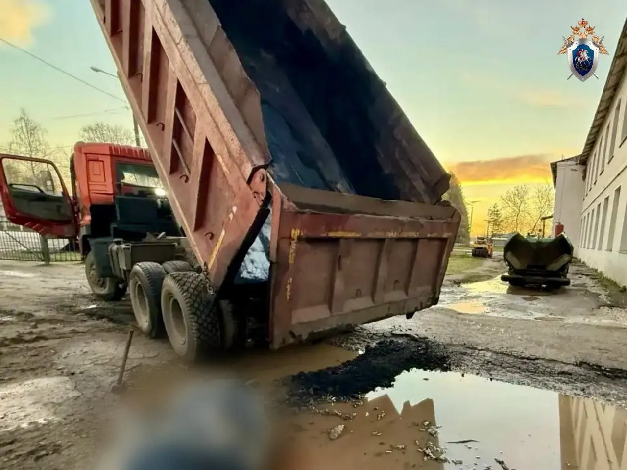 В посёлке Вахруши Слободского района водитель погрузчика ударом ковша смертельно травмировал 50‑летнего мужчину. По факту возбуждено уголовное дело по ч. 1 ст. 109 УК РФ.