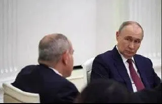 Крупные российские маркетплейсы приостановили продажи армянских товаров без подробных объяснений; позже одна из площадок связала это с новыми таможенными требованиями. Одновременно Роспотребнадзор заблокировал более 1,1 млн бутылок минеральной воды «Джермук». Ограничения последовали после визита премьер‑министра Армении в Москву.