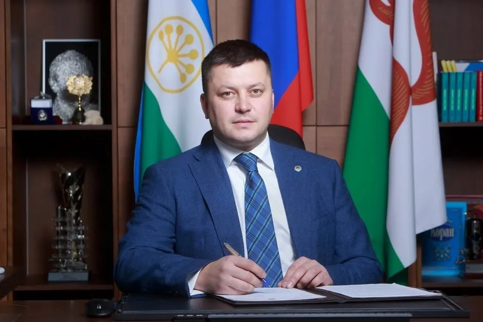 Адвокат сообщил, что 36‑летний мэр в сознании и проходит стационарное лечение под наблюдением врачей. Ранее он требовал проверки дела и утверждал, что не нарушал закон.
