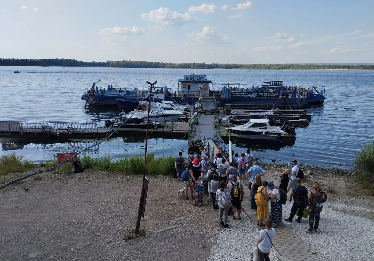 По выходным начнёт курсировать пассажирский катер «Восход» на подводных крыльях: 71 место, 2 ч 15 мин в пути, 121 км. Планируют по два рейса в сутки; при высокой загрузке возможны дополнительные отправления.