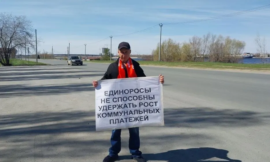 В Балаково Саратовской области мужчина в одиночку вышел на пикет, протестуя против повышения платы за жилищно‑коммунальные услуги, которое сильно бьёт по семейным бюджетам.