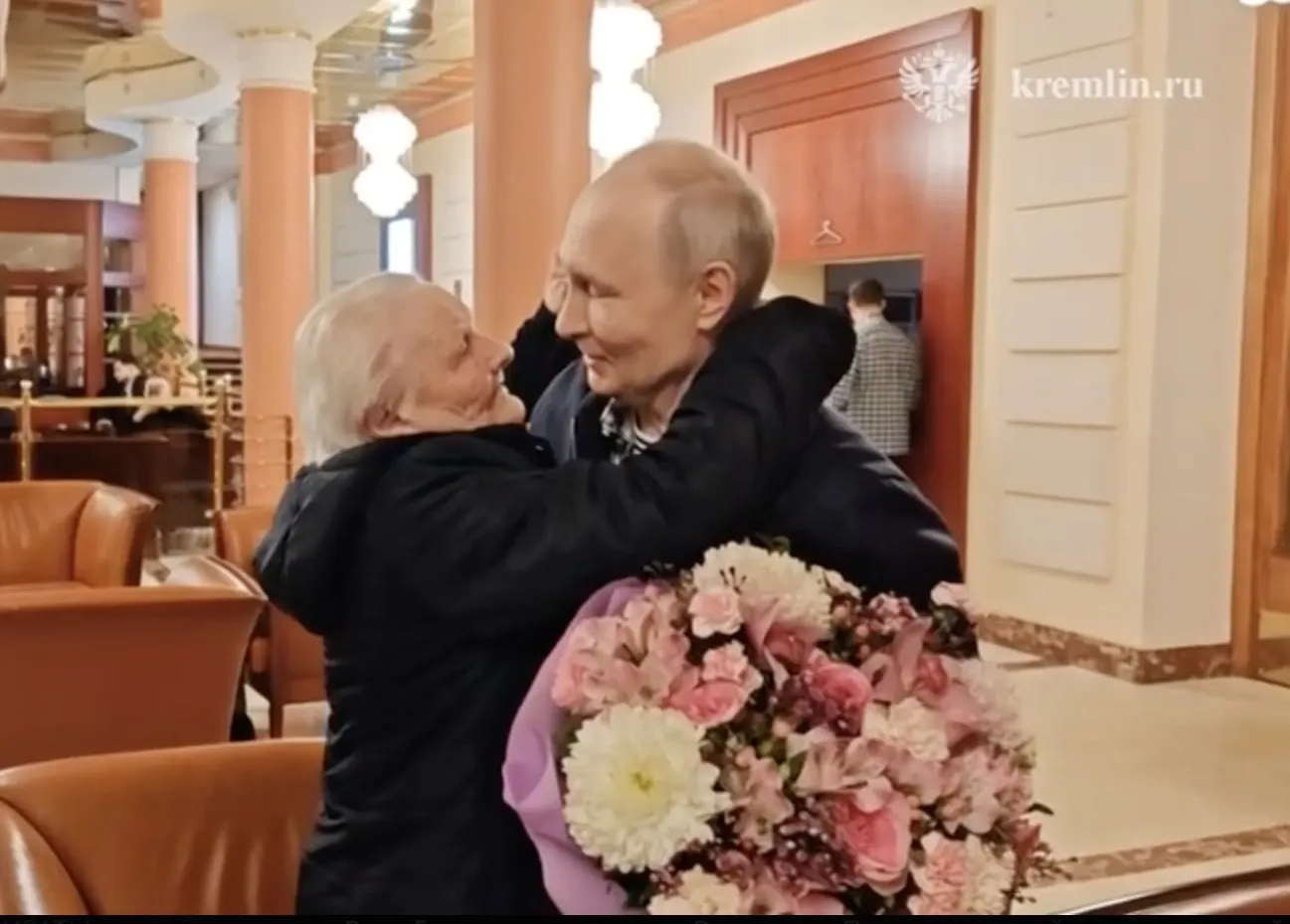 Президент и его первая учительница не сдержали эмоций — объятия и слёзы стали центральным эпизодом их встречи.