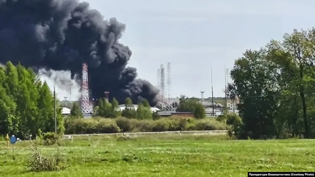 Тела трёх сотрудников обнаружены после возгорания в резервуарном парке села Нурлино; поиски ещё одного человека продолжаются. По факту происшествия проводится проверка прокуратуры.