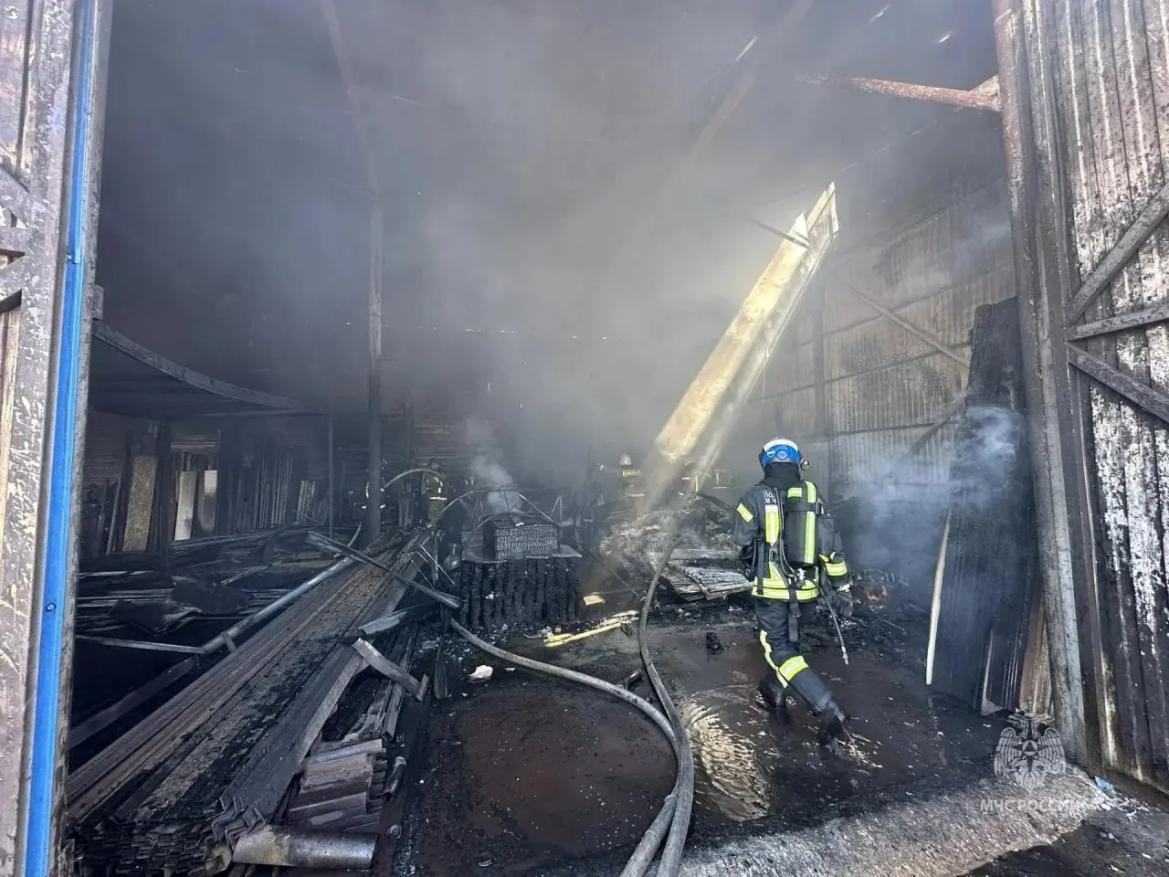 Возгорание в ангаре по обработке древесины на улице Калинина локализовали в 10:06; для тушения привлекли 79 человек и 20 единиц техники.