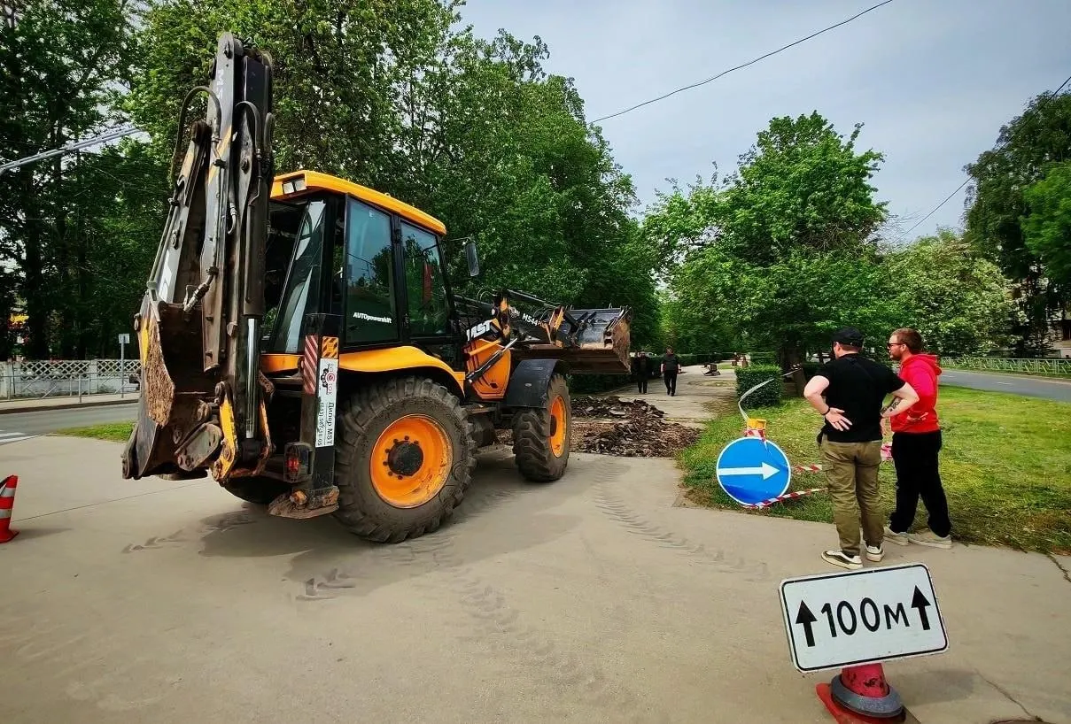 Во второй очереди благоустройства участка от улицы Мира до Баныкина уложат мультиформатную брусчатку, установят новые фонари и озеленят территорию. Работы уже начались с демонтажа старого покрытия; на реконструкцию «Певческого поля» выделили 30 млн рублей.