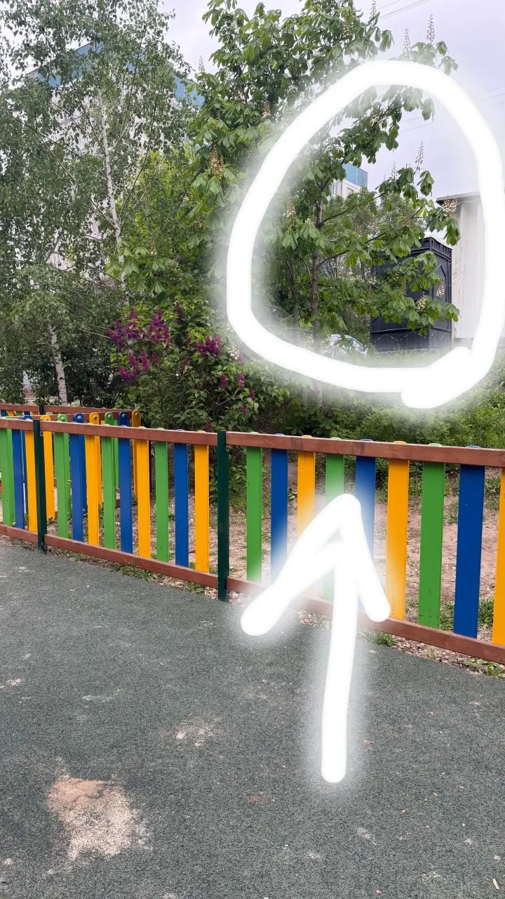 Жильцы дома №46 на улице Тухачевского жалуются, что передвижной туалет, установленный рядом с детской площадкой в связи с ремонтом лифта, мешает и пахнет; они просят администрацию убрать конструкцию.