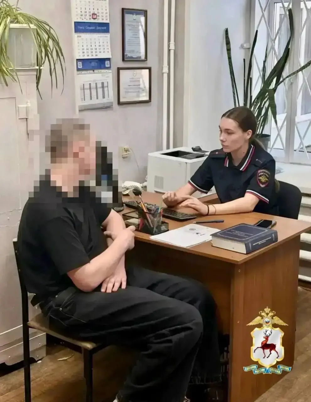 В ночь на 16 мая на улице Рождественской мужчина был сбит с ног ударом в голову; пострадавшего госпитализировали. Полицейские установили личность подозреваемого — 17-летнего подростка, в отношении его родителей составлен протокол.