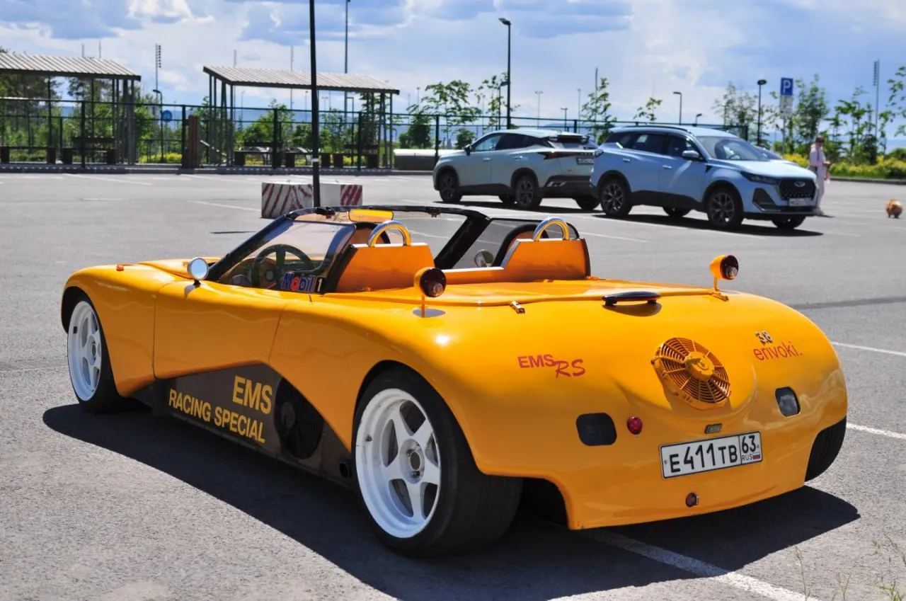 Инженер Юрий Костюкович собрал в 1999 году полностью авторский спорткар EMS RS: кузов из стеклопластика и кевлара, сварная рама, 6‑цилиндровый оппозитный мотор Porsche мощностью 320 л.с. Работа заняла около пяти лет.