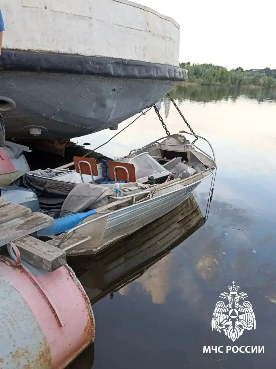 В Чистополе на реке Каме лодка столкнулась с понтоном лодочной станции. 46‑летний мужчина погиб, еще один 42‑летний пострадал; предварительно виноват превышение скорости.