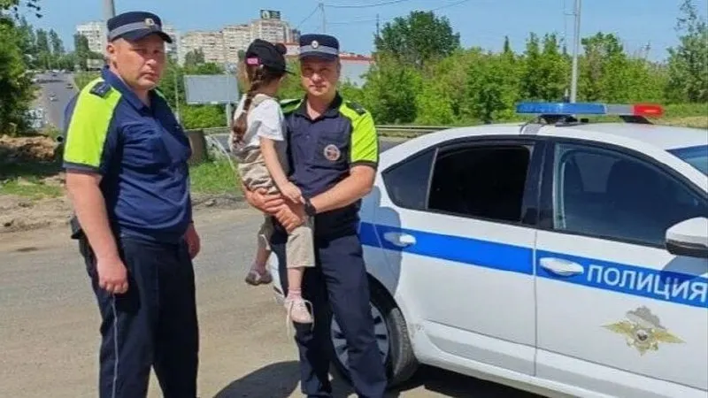 Сотрудники ГИБДД обнаружили на улице пятилетнюю ребёнка, которая ушла из детского сада и не могла вспомнить дорогу домой; ребёнка передали в отдел полиции, с родителями связались.