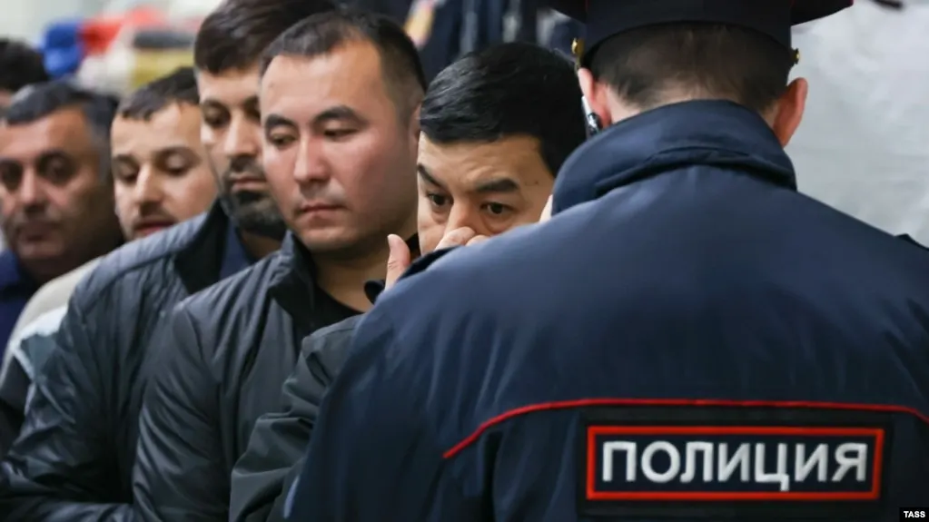Проект поправок в КоАП вводит административное выдворение для иностранцев и лиц без гражданства за участие в несогласованных митингах, «дискредитацию» Вооружённых сил, призывы к санкциям и другие нарушения; список оснований может вырасти до 58 пунктов.