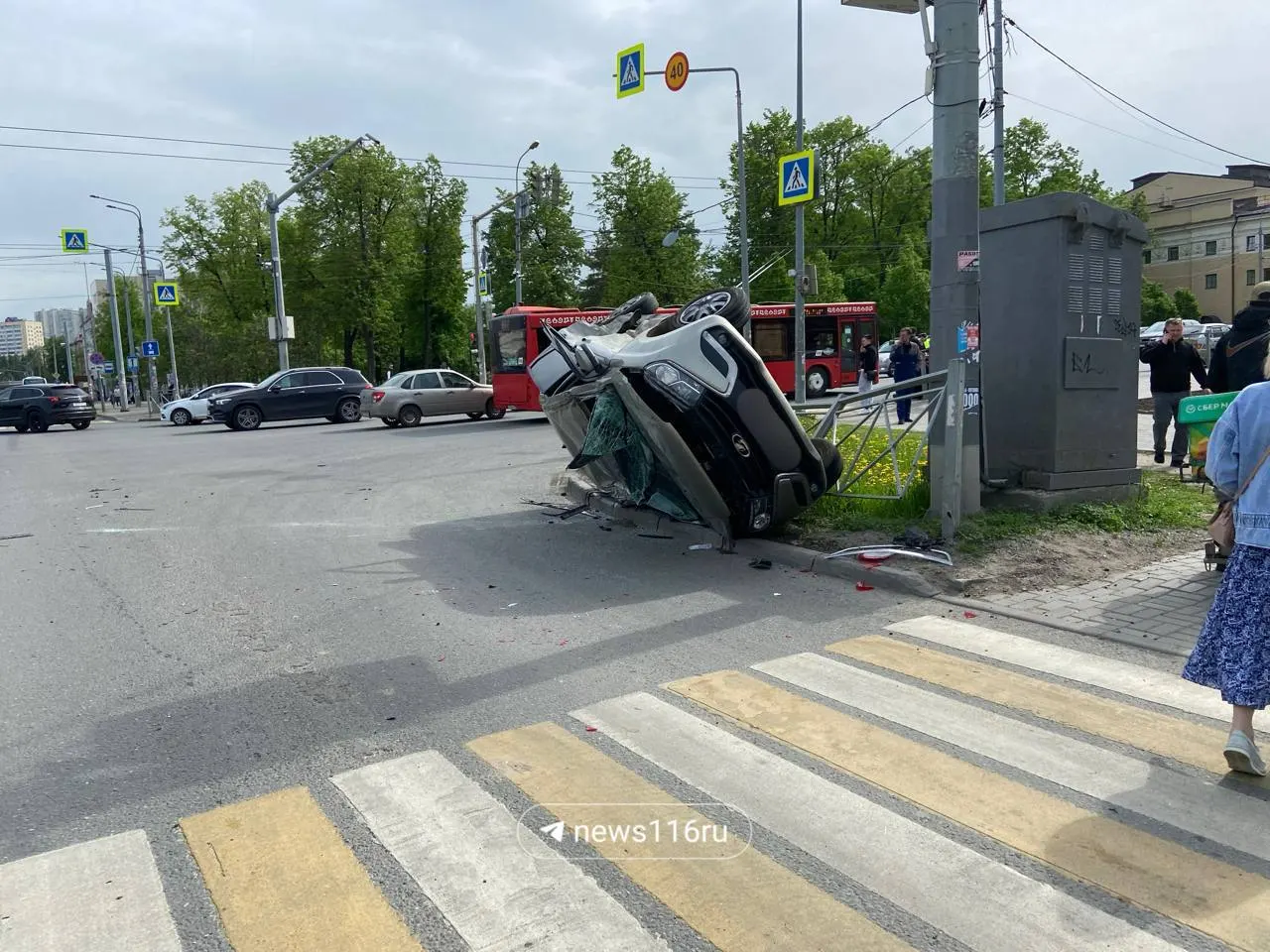 Автомобиль врезался в другой транспорт, перевернулся и отброшен к забору. На месте образовалась пробка, информация о пострадавших уточняется.