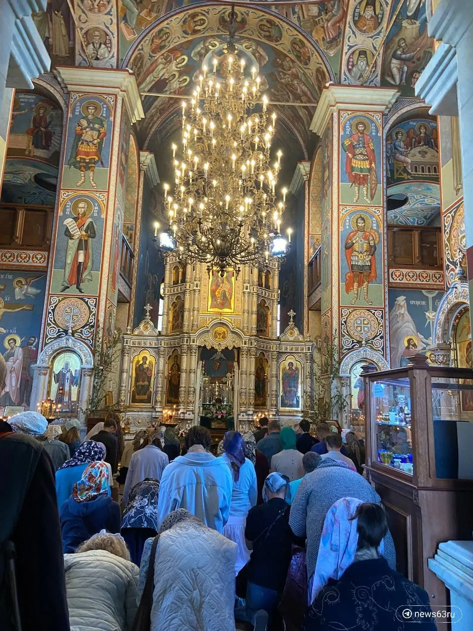 В Тольятти и других населённых пунктах региона в День Троицы приходы традиционно украшали полевыми цветами, ветками деревьев и свежескошенной травой. Праздничные кадры сделаны в храме Георгия Победоносца на площади Славы.