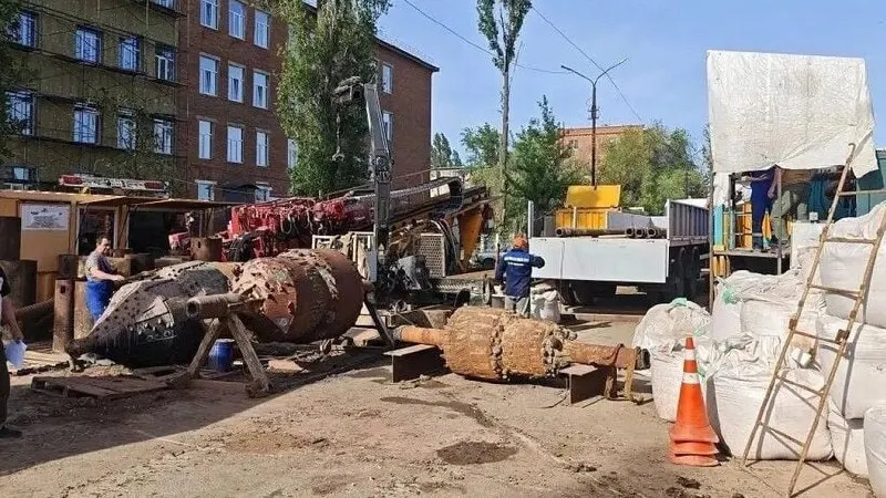 В Энгельсе приступили к расширению скважины до 600 мм для протаскивания трубопровода после подтоплений. Продолжаются работы по откачке воды и устранению последствий, все службы работают по графику.