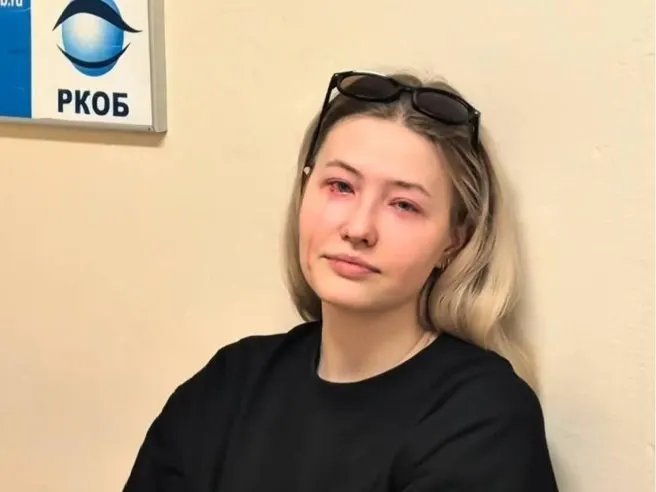Клиентке диагностировали химический ожог после наращивания ресниц. В студии обязали снимать контактные линзы перед процедурой.