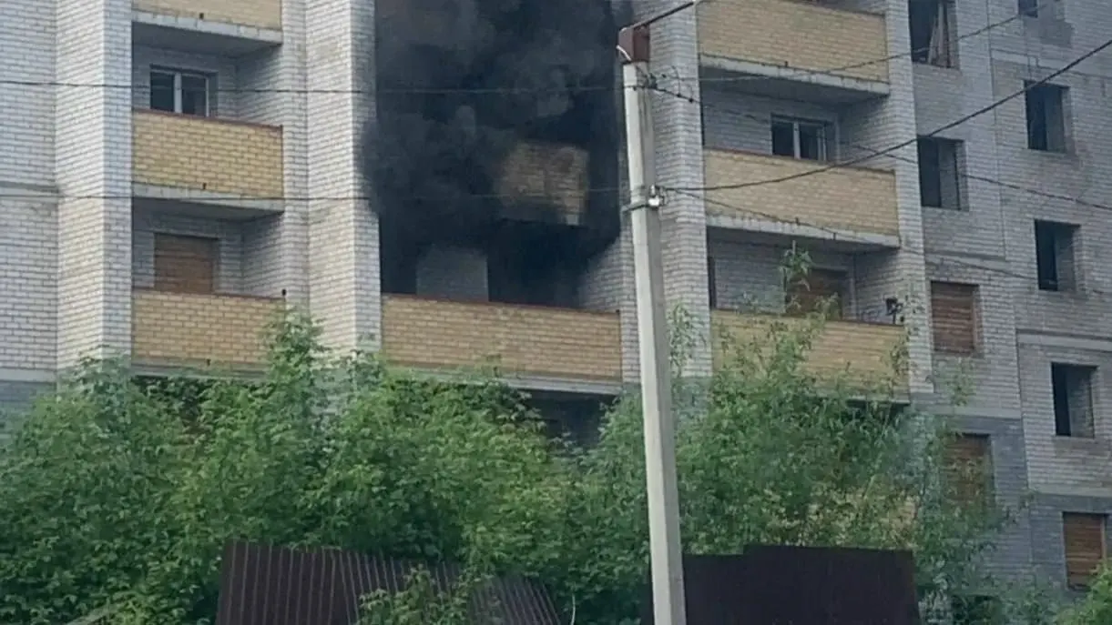 В недостроенном доме на ул. Пугачева произошло возгорание: по данным МЧС загорелся мусор на третьем этаже. Жители жалуются на отсутствие контроля за зданием, куда свободно проникают дети и бездомные.