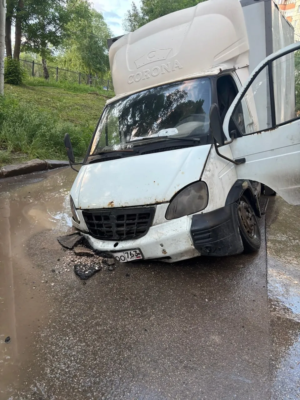 Во дворе дома по адресу Енисейская, 60 автомобиль провалился в большую яму в асфальте. Неподалёку, на Енисейской, 52, накануне также провалилась «Газель».