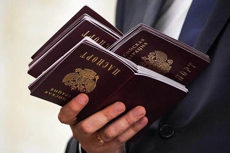 Депутаты от фракции «Единая Россия» намерены внести в Госдуму поправки, которые позволят иностранцам с непогашенной судимостью получать РВП, ВНЖ и гражданство, если их, по мнению парламентариев, незаконно осудили за поддержку политики России и СВО. Поправки планируют рассмотреть ко второму чтению закона об ужесточении требований к получению гражданства.