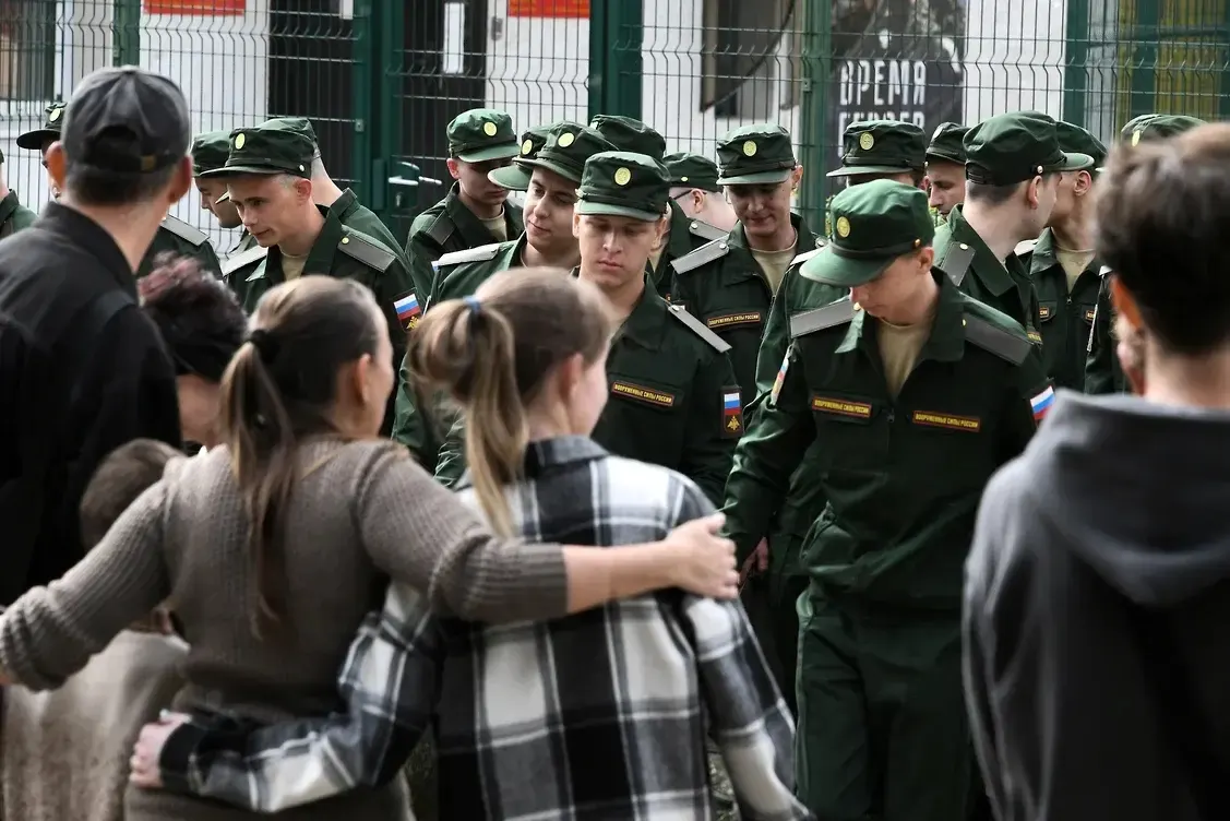 Инициативная группа из более 450 женщин подаёт серию исков против поправок, которые лишают права на выплаты тех, кто не имеет общего несовершеннолетнего ребёнка с погибшим партнёром. Первый иск уже направлен в Верховный суд.