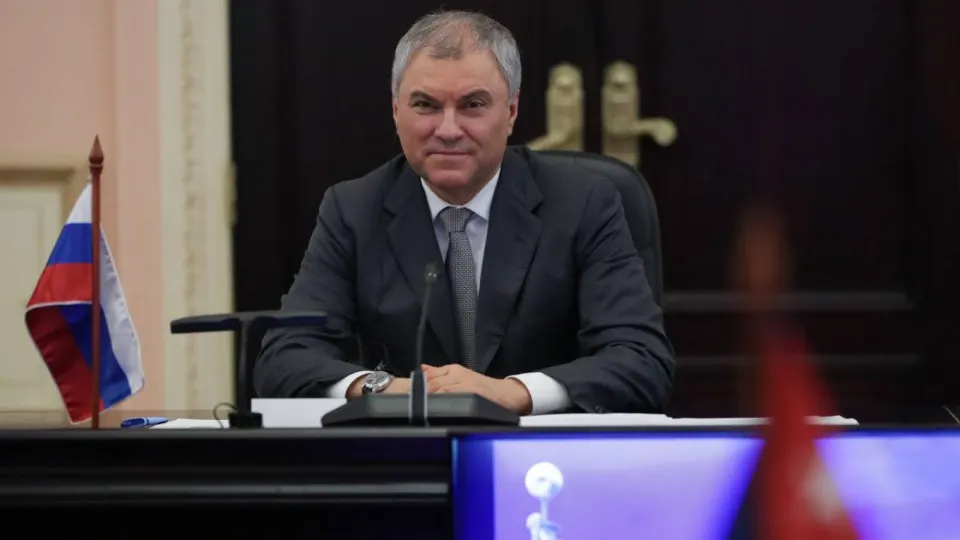 Председатель Госдумы заявил, что использование западного оружия и спутниковых технологий против гражданских может вынудить РФ применить бесследное оружие. Параллельно Москва готовит ответ на атаку и проводит удары по Киеву, сообщают власти.