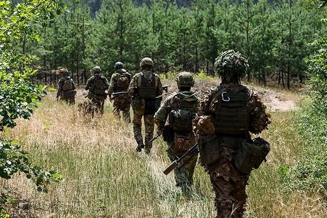 Минфин предупреждает о риске значительного перерасхода на военные нужды: для покрытия расходов предлагают заморозить часть других статей бюджета, а экономические прогнозы пересматриваются в сторону снижения.