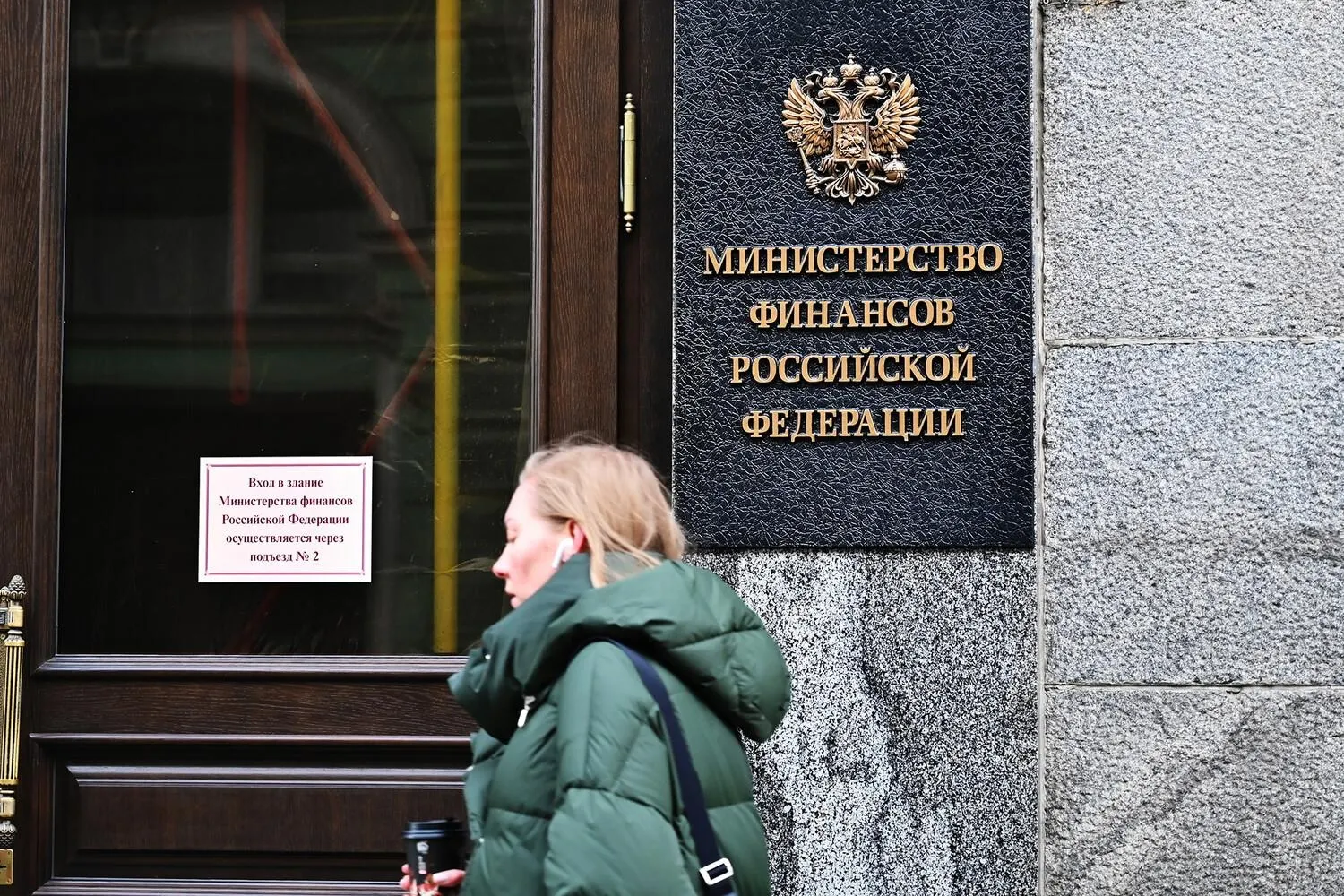 Минфин в мае направит в ФНБ 110 млрд рублей; ликвидная часть фонда сократилась до 3,6 трлн рублей, но эксперты ожидают пополнение резервов к концу года.