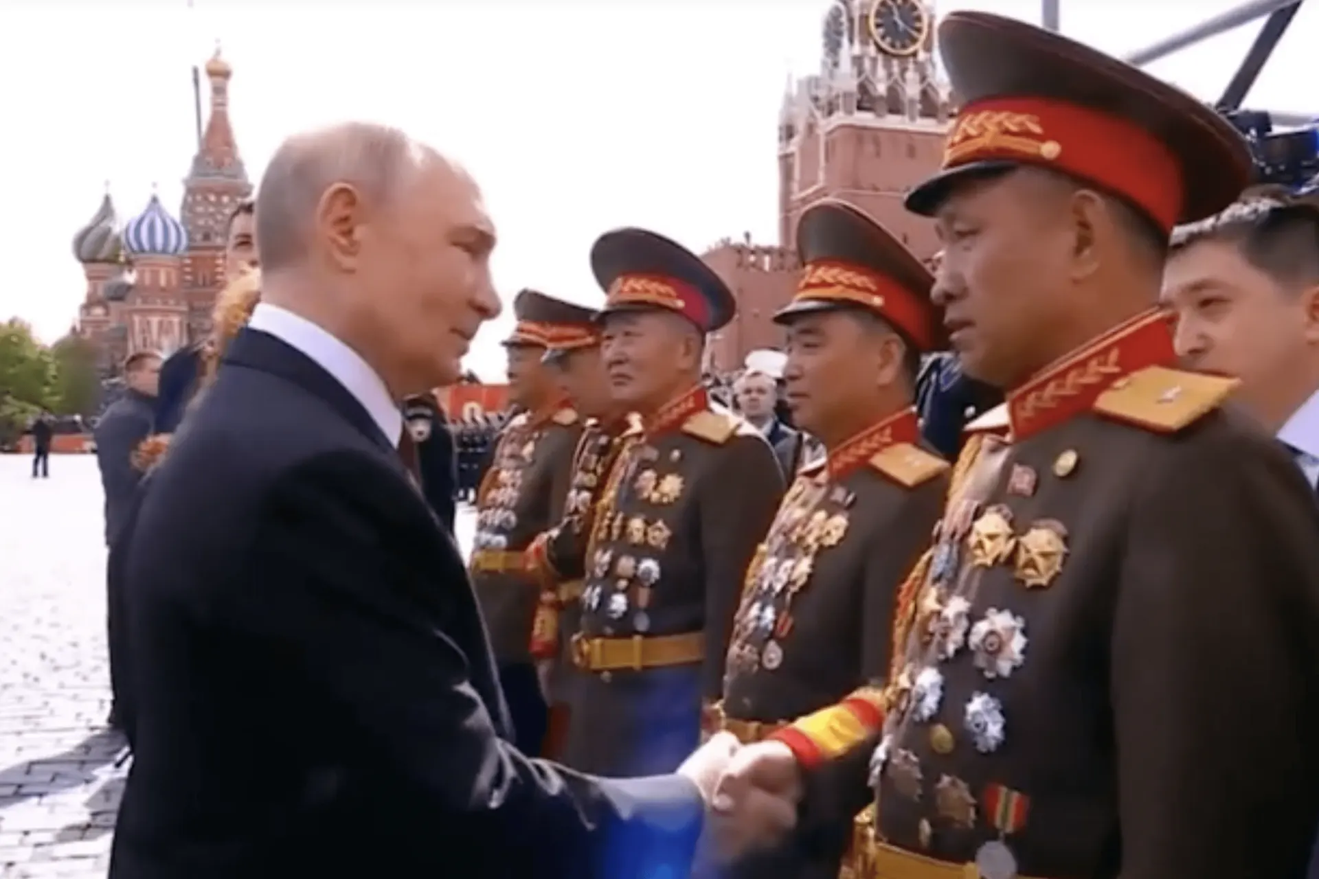 После открытия музея в Пхеньяне появились фотографии церемонии, где российский лидер вручает государственные награды северокорейским командирам; официальный Кремль ранее не афишировал это событие.
