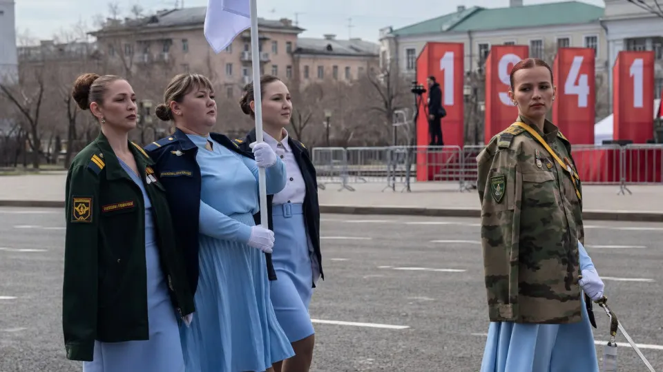 На центральной площади Читы 9 мая в торжественном построении участвовали жёны и матери погибших — они шли в одинаковых кителях, в колонне также были кадеты, шествие закрывали женщины с портретами погибших. Перед праздником в ряде регионов рекомендовали заменять слово «парад» на «торжественное прохождение».
