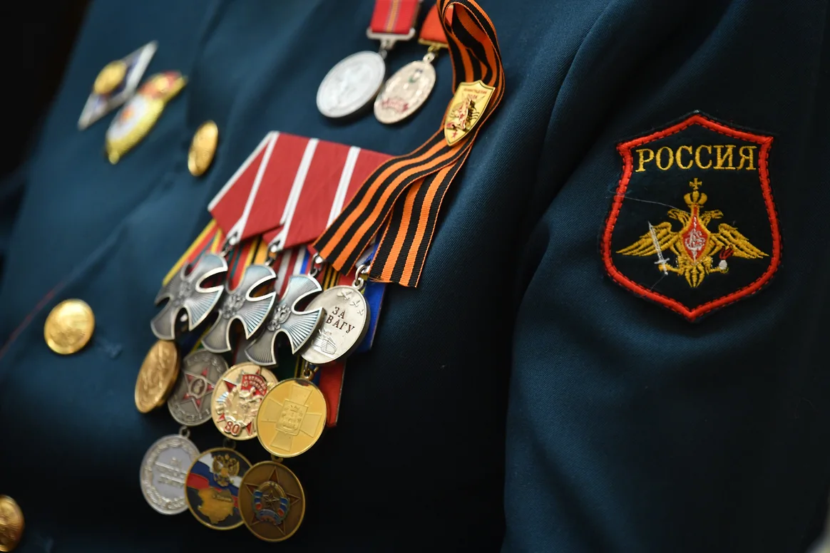 На заседании Общественной палаты сообщили, что ношение похожих на государственные и неофициальных наград, в том числе связанных со СВО, вышло из-под контроля. Обсуждали меры против подделок, но запрет на ношение на военной форме не поддержали.