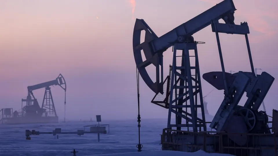 По обновлённому макропрогнозу Минэкономразвития добыча нефти в 2026 году составит около 511 млн тонн — четвёртый год подряд снижение. Отрасль испытывает дефицит капитала, сокращение бурения и системные трудности для запуска крупных новых проектов.