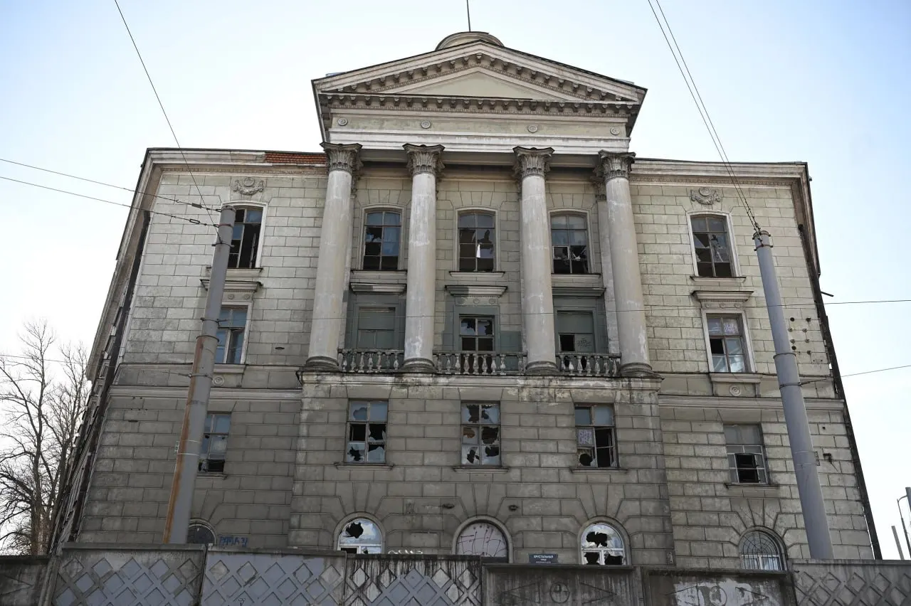 Минкульт лишил аттестации эксперта Александра Мартынова на три года после жалобы депутата и внутренней проверки. Решение связано с нарушениями порядка проведения экспертиз — это первый подобный прецедент после вступления в силу обновлённого порядка аттестации.