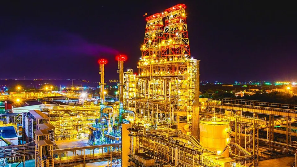 После атаки беспилотников 7 мая завод «ПермНОС» приостановил переработку нефти и выпуск нефтепродуктов: повреждены ключевые технологические установки, это очередной НПЗ, остановивший работу этой весной.