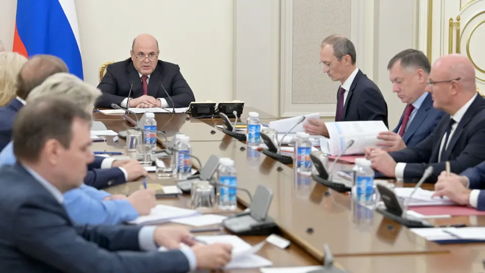 Кабмин обязует крупнейшие нефтяные компании подписать соглашения с Минэнерго и ФАС для стабилизации объёмов поставок и цен на фоне атак беспилотников и падения переработки нефти.