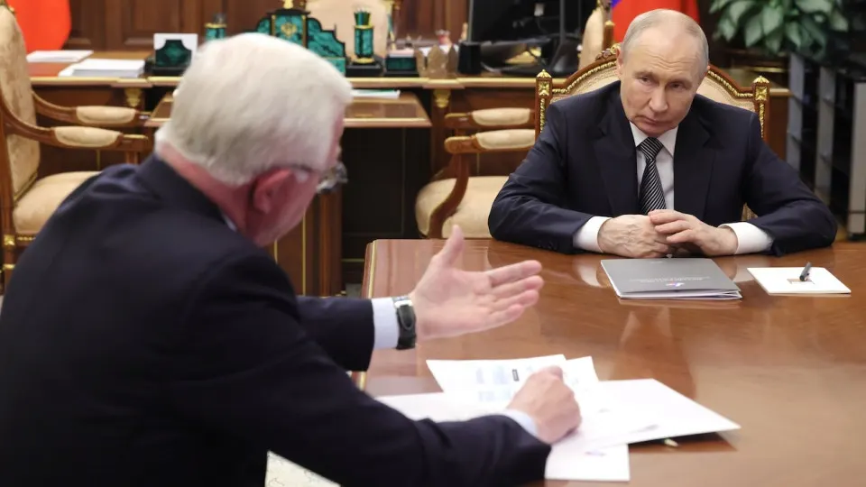 На встрече с президентом представитель крупного бизнеса заявил о необходимости предоставления компаниям более мощных средств защиты — от систем РЭБ и лазеров до крупнокалиберного оружия — а также прав на использование резервистов для охраны объектов; убытки от атак беспилотников оцениваются примерно в 1 трлн рублей.
