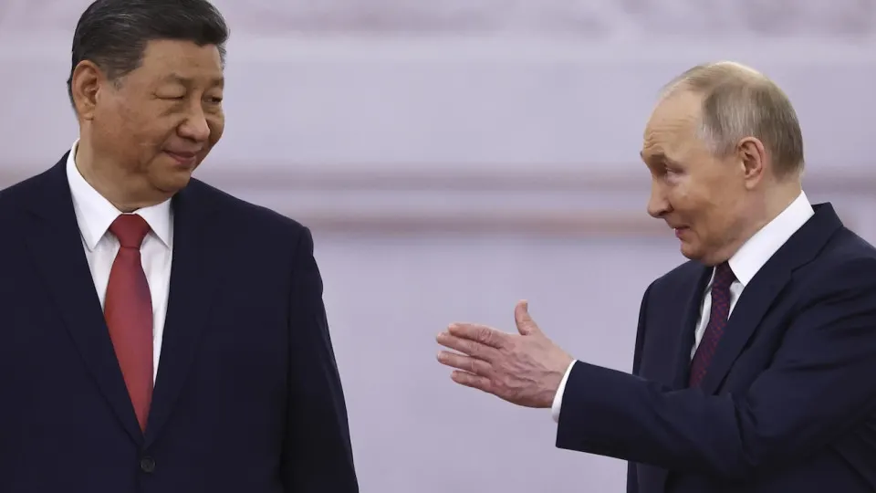 Президент Владимир Путин вновь отправляется в Пекин, где намерен обсудить с Си Цзиньпином запуск и коммерческие условия газопровода «Сила Сибири‑2». В делегацию войдут руководители «Роснефти» и «Газпрома» — планируется подписание ряда документов, но ключевые вопросы, включая цену и инвестиции, остаются неурегулированными.