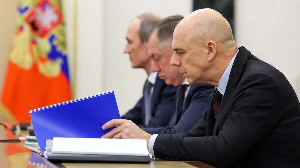 Вице‑премьер отметил необходимость балансировать бюджет на фоне падения доходов, низких цен на нефть и роста потребности в расходах на оборону и безопасность; возможны сокращения непроцентных расходов и бюджетная консолидация.